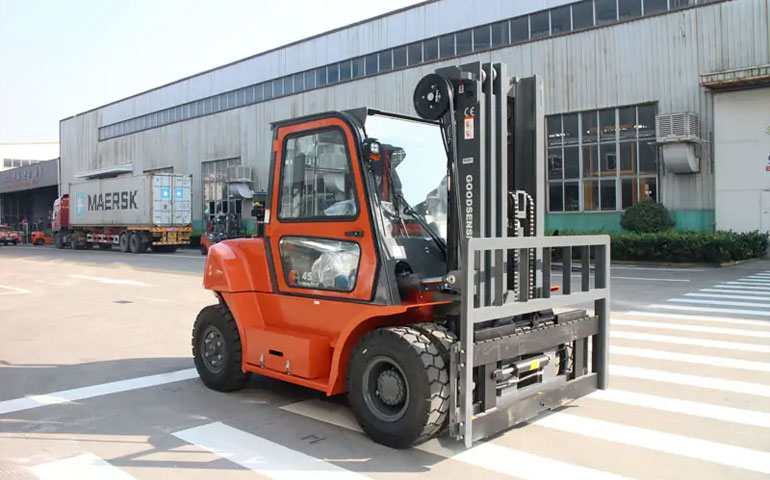 Jak poprawić bezpieczeństwo wózków widłowych w chłodne dni